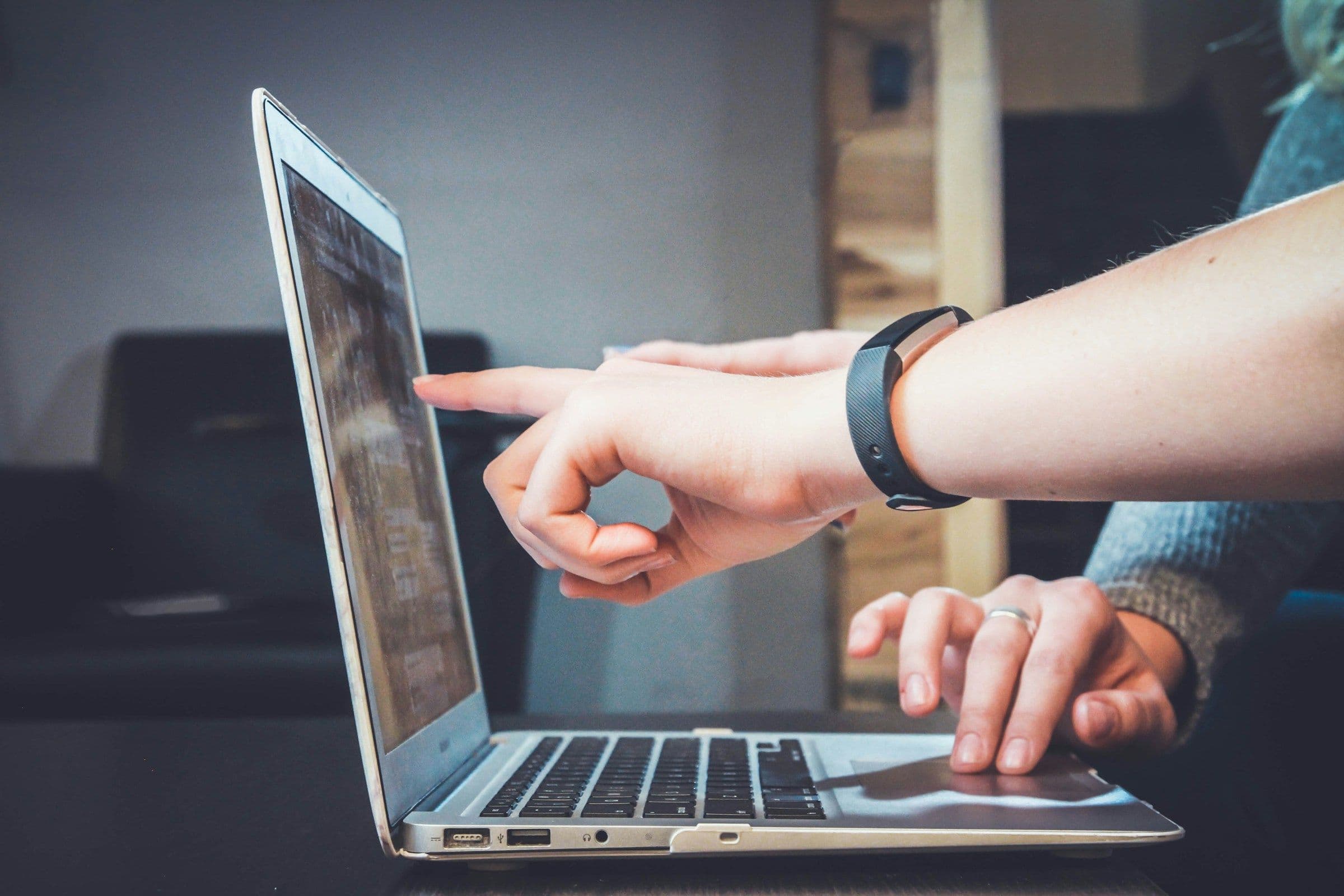Person Pointing at Laptop - Knowt vs Quizlet