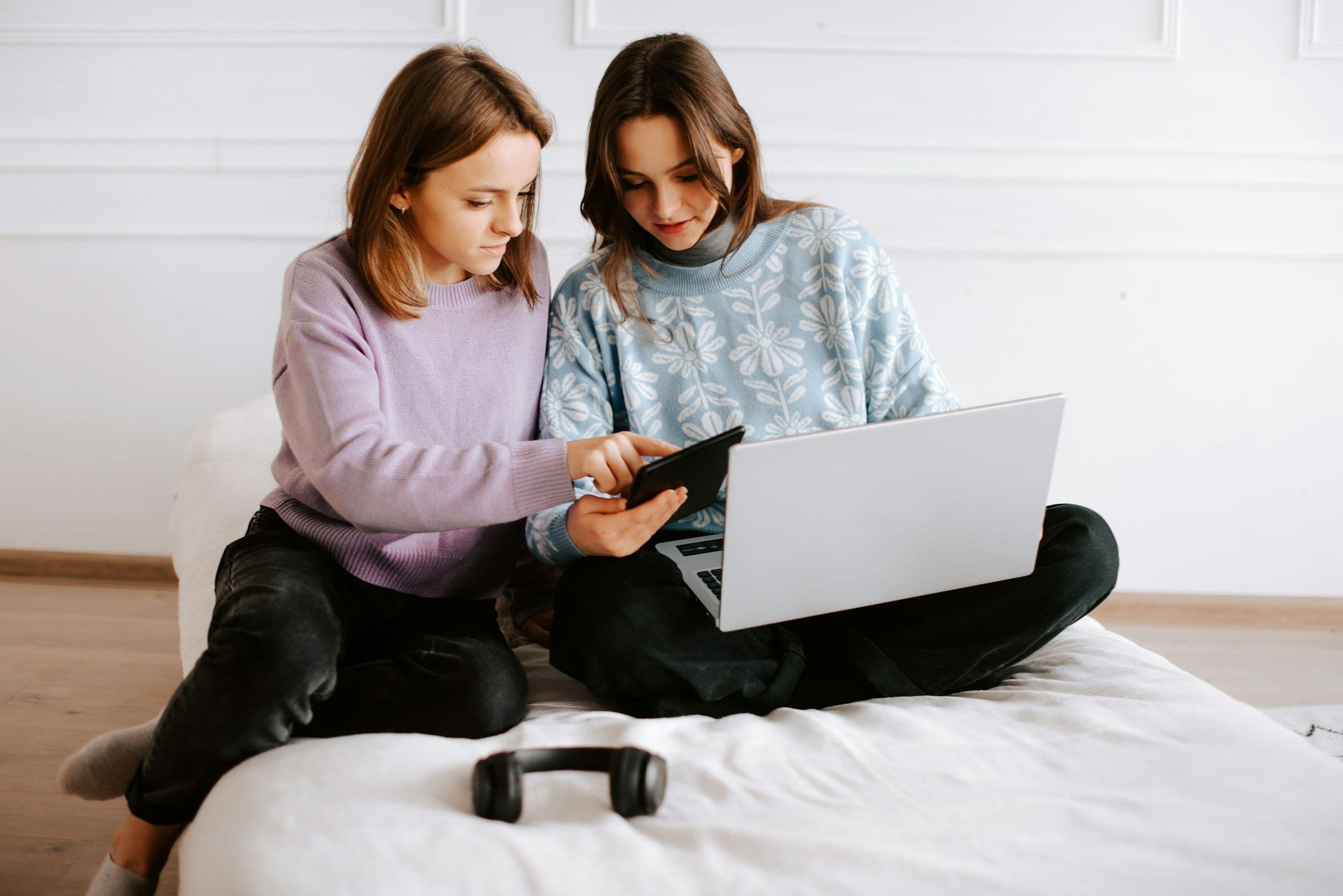 woman with a friend - Best Flashcard App