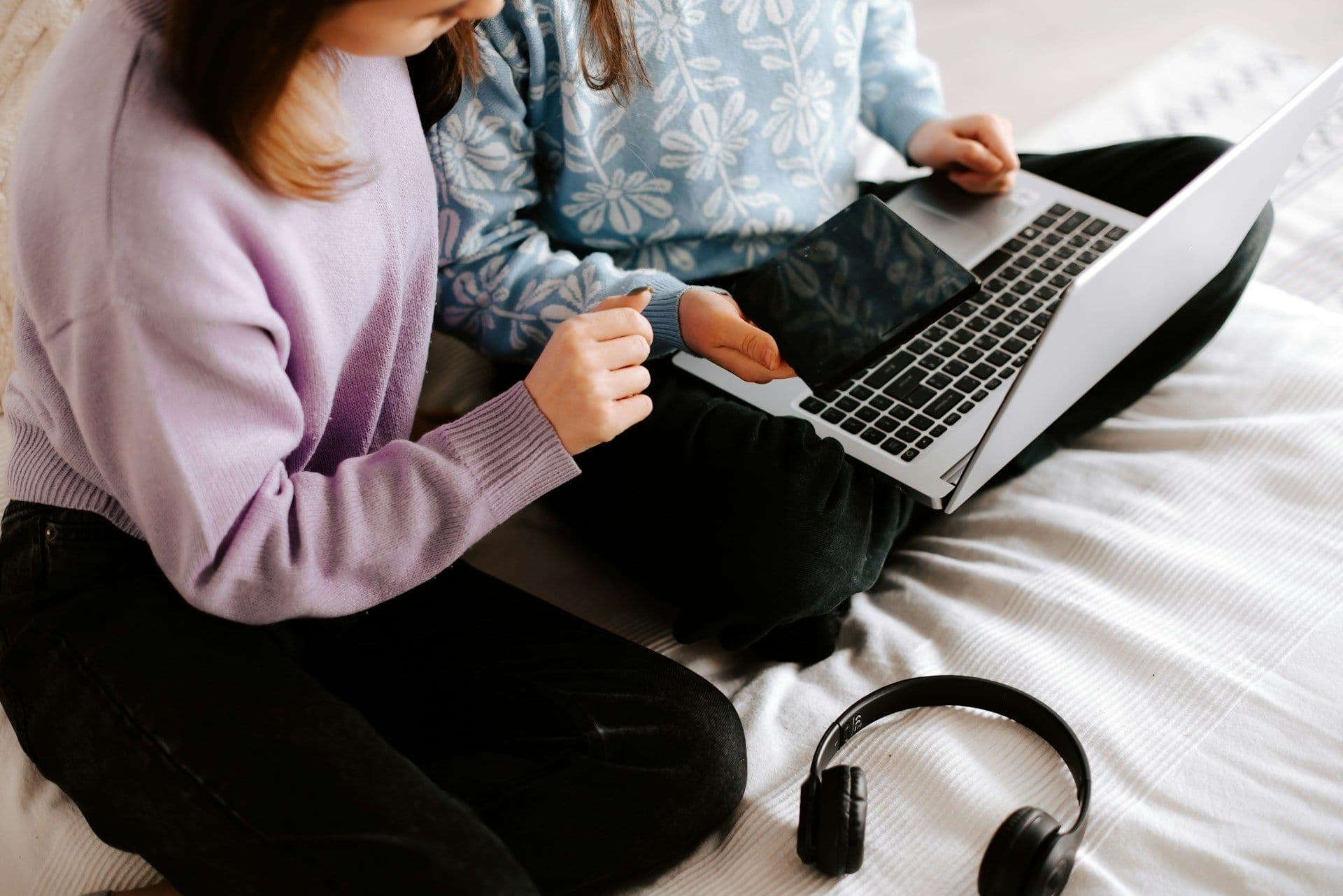 woman with friend - Best Online Quiz Tools