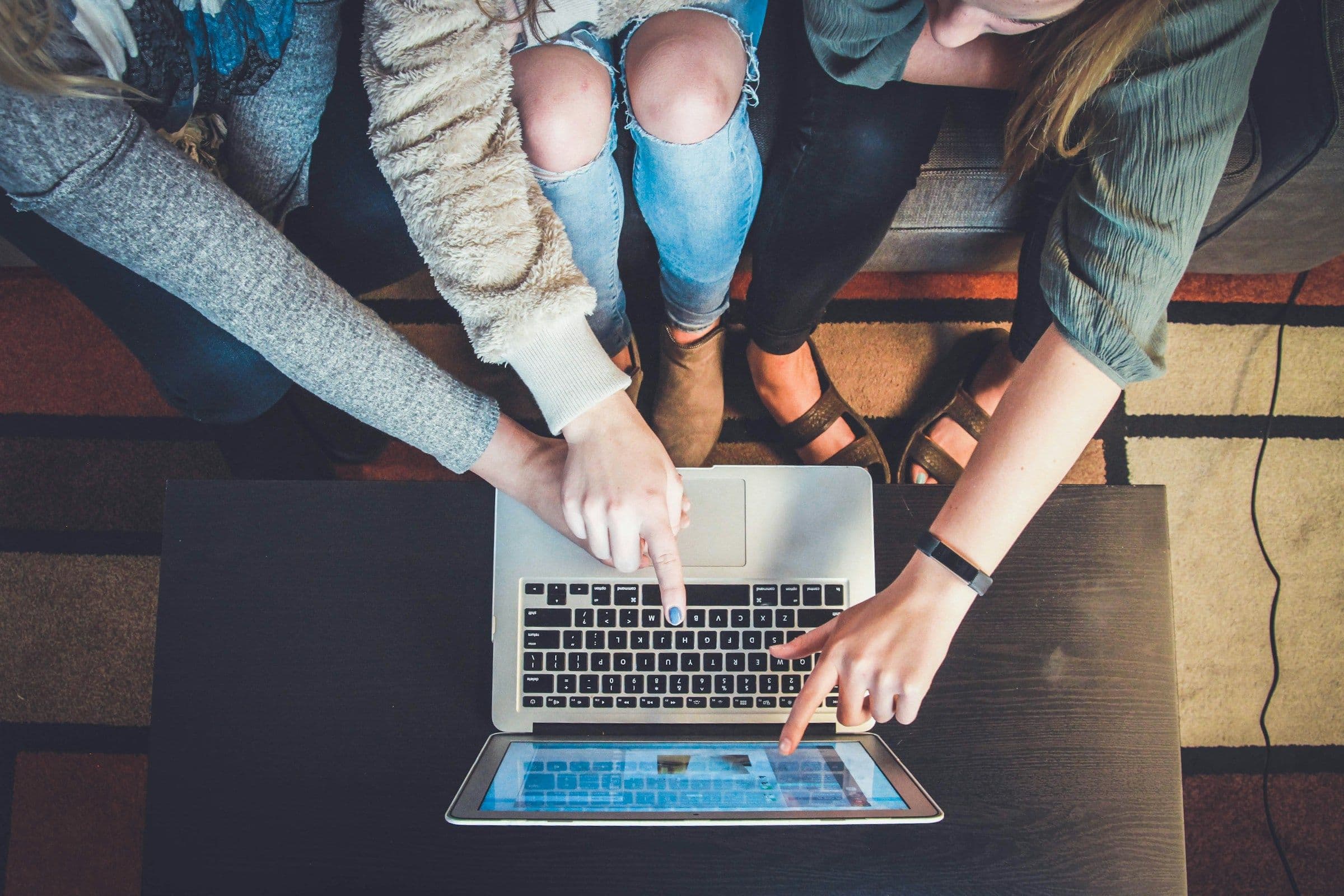 People Pointing at Laptop - Best Way to Study Flashcards
