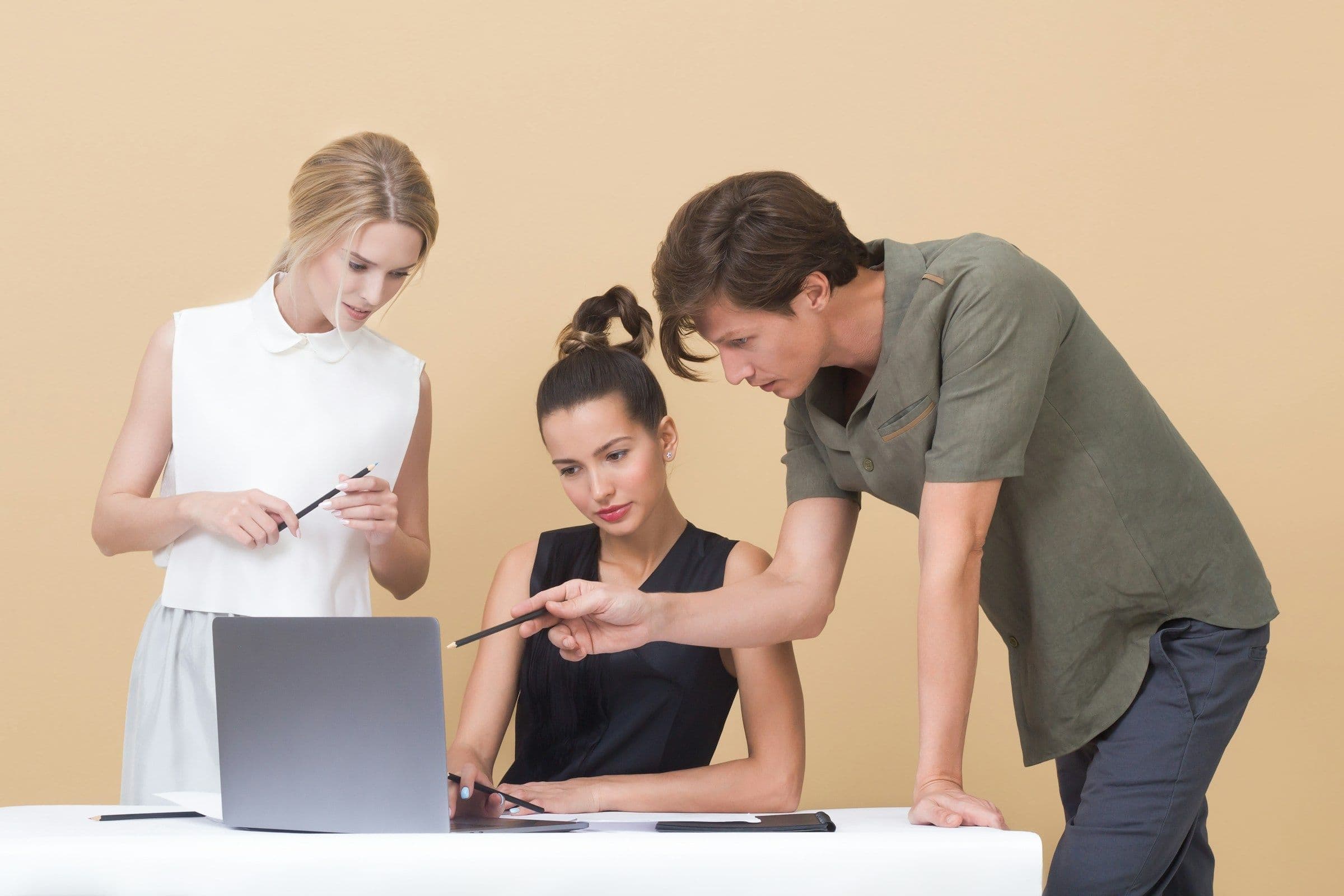 Man Pointing for Women - Interactive Tools for Online Learning