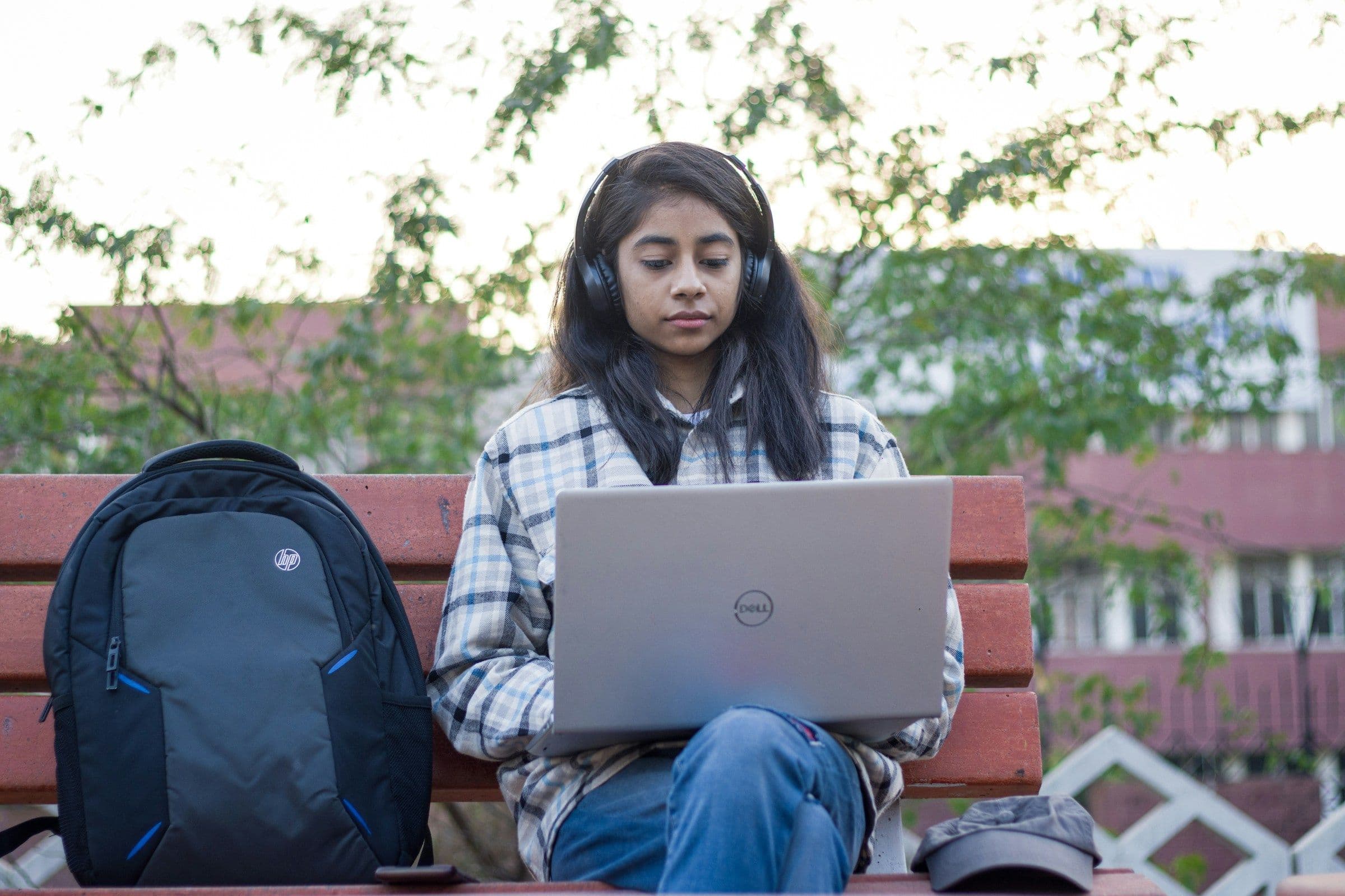 student with laptop - Best Online Quiz Tools