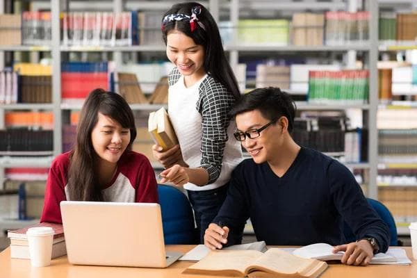 Students in library - How To Study Marine Biology